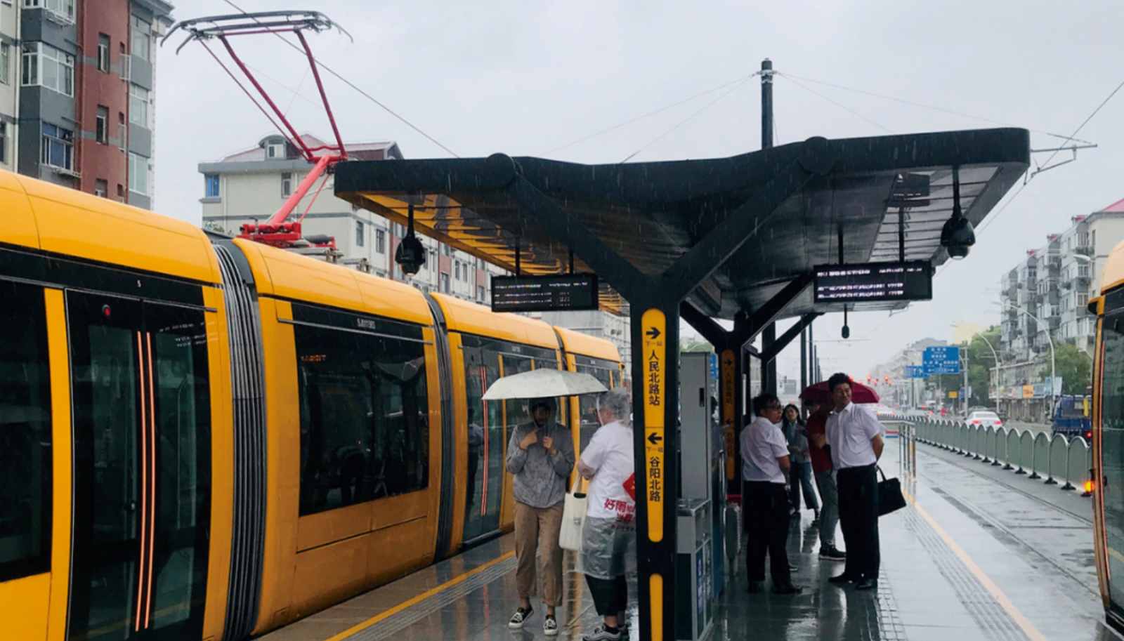 Perché le ruote del tram sono 'invisibili'? Svelata la tecnologia principale dei tram a pianale ribassato