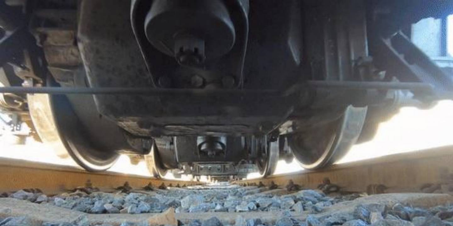 L'interfaccia della rotaia ruota presenta un profilo conico ingegnerizzato con precisione.